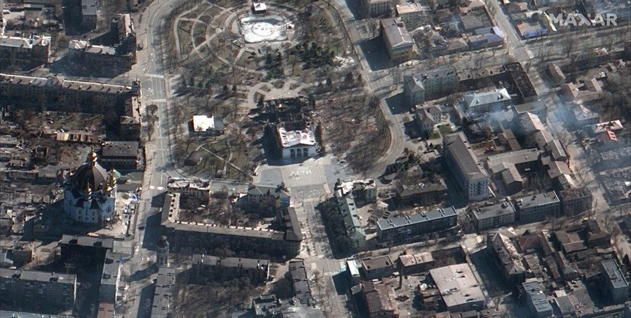 Εικόνα από δορυφόρο της Maxar Technologies δείχνει το αποτέλεσμα του βομβαρδισμού του Θεάτρου της Μαριούπολης στην 19 Μαρτίου 2022. (SATELLITE IMAGE 2022 MAXAR TECHNOLOGIES)