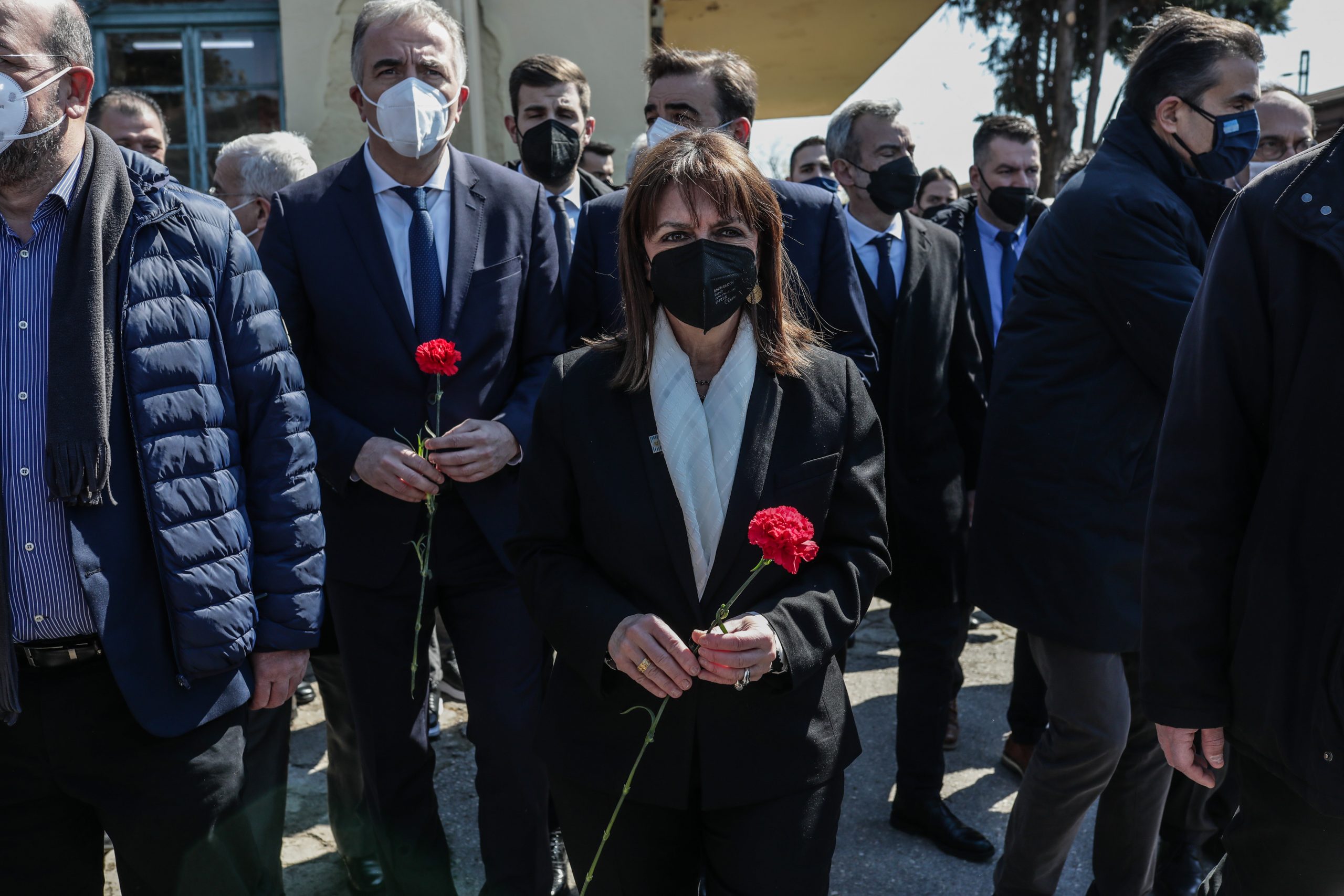 H Πρόεδρος της Δημοκρατίας Κατερίνα Σακελλαροπούλου κρατά ένα γαρίφαλο στη σιωπηλή πορεία μνήμης για τα θύματα του Ολοκαυτώματος από το μνημείο Ολοκαυτώματος στην πλατεία Ελευθερίας με προορισμό τον παλαιό σιδηροδρομικό σταθμό, την Κυριακή 20 Μαρτίου 2022. Παρουσία της Προέδρου της Δημοκρατίας Κατερίνας Σακελλαροπούλου πραγματοποιείται η σιωπηλή πορεία μνήμης για τα θύματα του Ολοκαυτώματος υπό τον τίτλο «Ποτέ ξανά, Θεσσαλονίκη-Άουσβιτς – 79 χρόνια από την αναχώρηση του πρώτου συρμού», όπου θανατώθηκαν 50.000 Θεσσαλονικείς Εβραίοι. ΑΠΕ ΜΠΕ/ ΠΡΟΕΔΡΙΑ ΤΗΣ ΔΗΜΟΚΡΑΤΙΑΣ/ ΜΑΝΩΛΟΠΟΥΛΟΣ ΘΕΟΔΩΡΟΣ