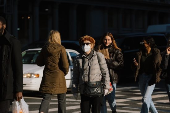 Ανησυχία για την Όμικρον 2 – Οι φόβοι για το τριήμερο της 25ης Μαρτίου