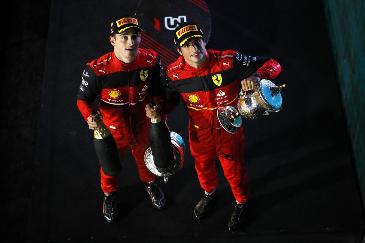 Οι Λεκλέρκ Σάινθ χτες στο βάθρο στο Μπαχρέιν. Η Ferrari είχε να κάνει το 1-2 από τη Σιγκαπούρη το 2019.