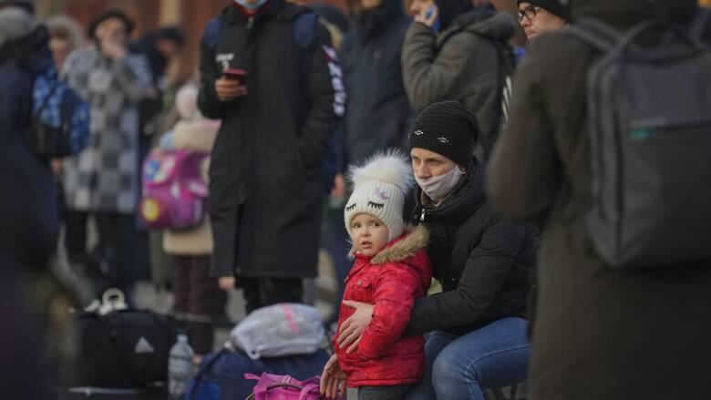 Οικογένεια προσφύγων φεύγει από την Ουκρανία