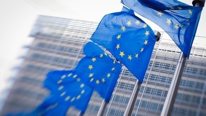 Σημαίες ΕΕ - Οι ηγέτες της Ευρωπαϊκής Ένωσης θα συμφωνήσουν κατά την διάρκεια της συνόδου κορυφής αυτής της εβδομάδας για την κοινή προμήθεια φυσικού αερίου, υγροποιημένου φυσικού αερίου (LNG) και υδρογόνου εν όψει του επόμενου χειμώνα