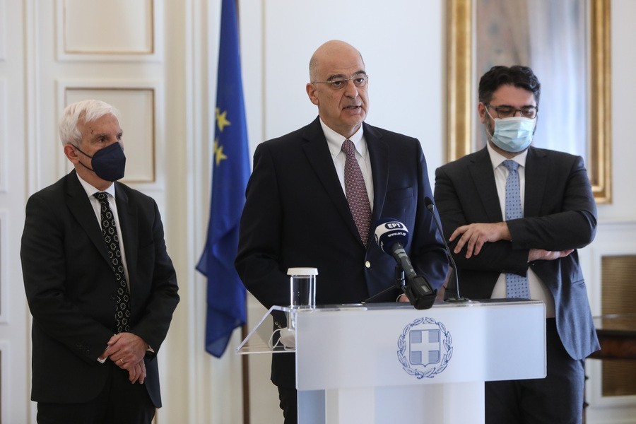 Ο υπουργός Εξωτερικών Νίκος Δένδιας κάνει δηλώσεις μετά την συνάντηση που είχε με τον Γενικό Πρόξενο στη Μαριούπολη Μανώλη Ανδρουλάκη, στο ΥΠΕΞ