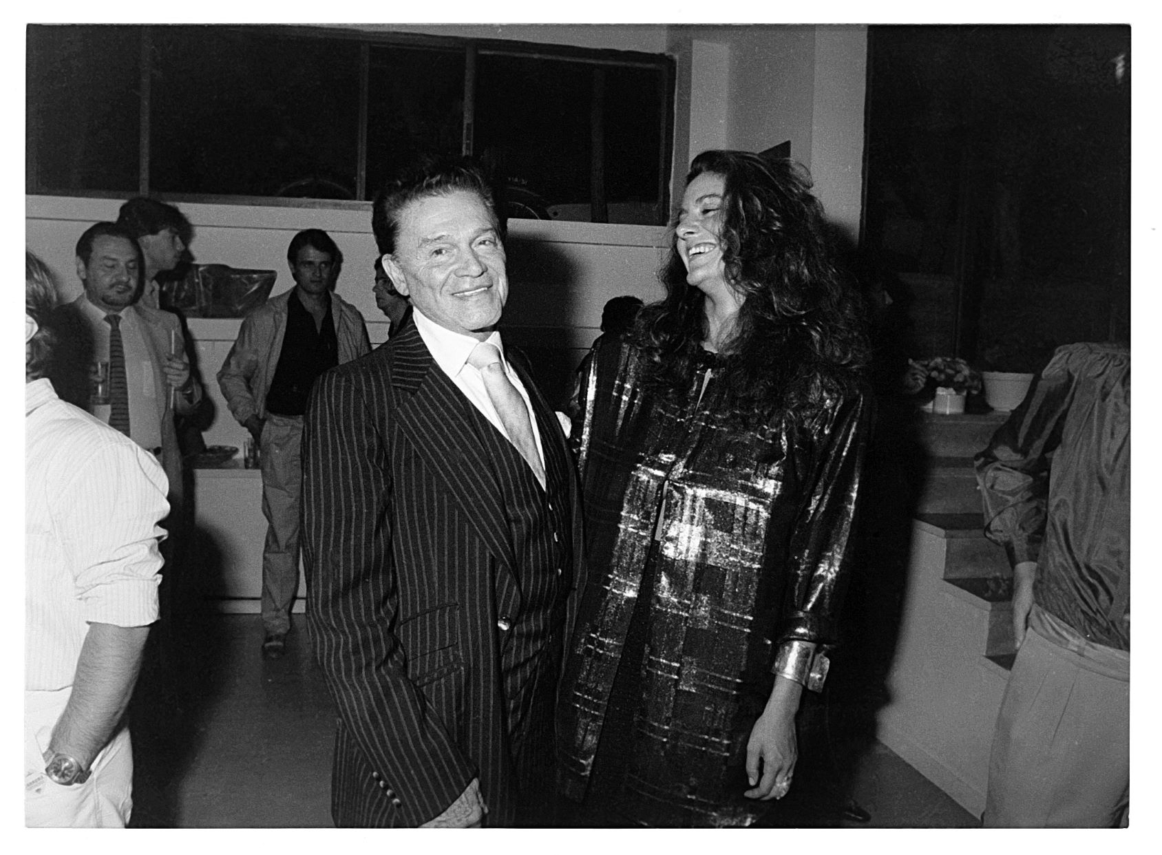 Η Μαρία Δημητριάδη με τον Αλέξανδρο Ιόλα στα εγκαίνια της έκθεσης του Harold Stevenson που διοργάνωσαν μαζί στη Μέδουσα το 1985
