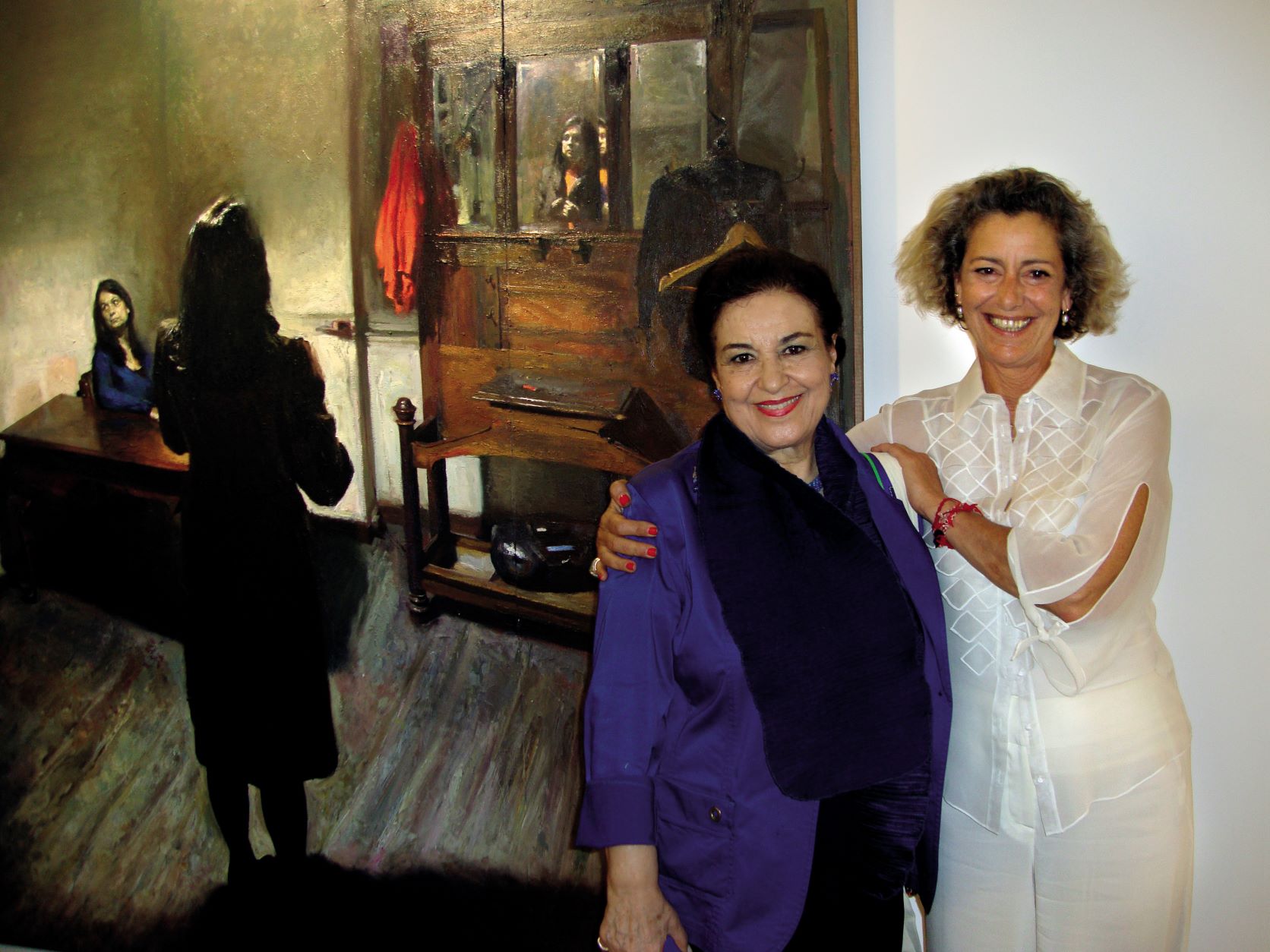 Μαρία Δημητριάδη και Μαρίνα Λαμπράκη – Πλάκα μπροστά σε έργο του Γιώργου Ρόρρη στο περίπτερο της Μέδουσας, ArtAthina 2013