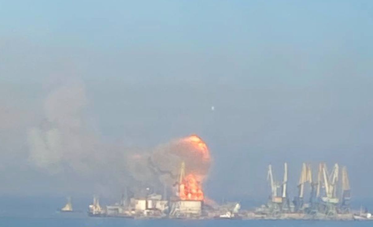 Φωτιά στο λιμάνι Μπερντιάνσκ στην Ουκρανία