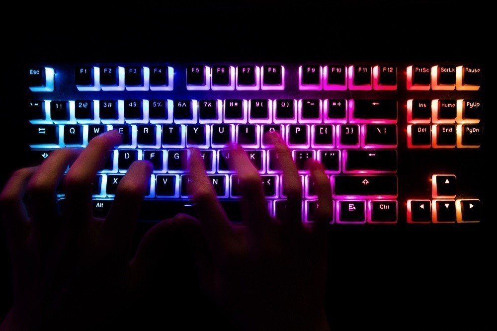 Ένα άτομο που πληκτρολογεί στον υπολογιστή στη Βρετανία, την Τρίτη, 29 Δεκεμβρίου 2020. Φωτογράφος: Chris Ratcliffe/Bloomberg