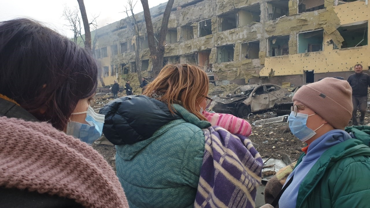 Κάτοικοι της Μαριούπολης σε βομβαρδισμένο τοπίο