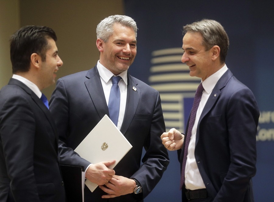 Οι πρωθυπουργοί Κυριάκος Μητσοτάκης (Ελλάδα), Kiril Petkov (Βουλγαρία) και ο Καγκελάριος της Αυστρίας Karl Nehammer κατά την έναρξη της συνόδου κορυφής