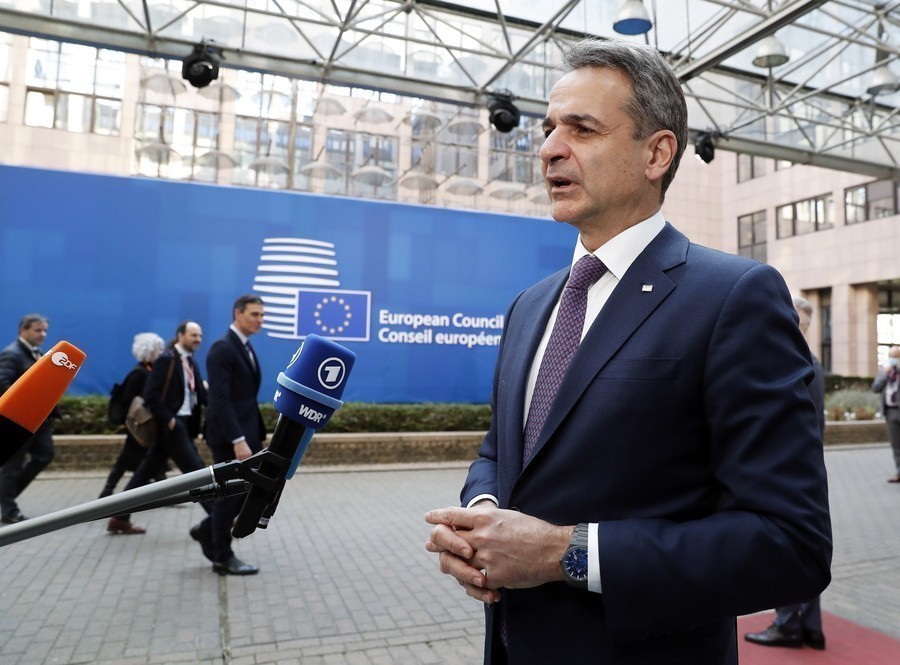 Κυριάκος Μητσοτάκης κάνει δηλώσεις σε δημοσιογράφους πριν την έναρξη συνόδου κορυφής της ΕΕ στις 24 Μαρτίου 2022