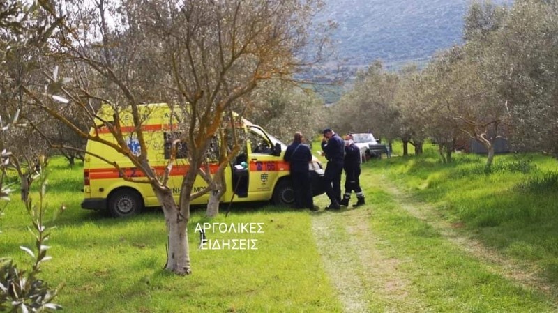 αστυνομικοί και άνδρες του ΕΚΑΒ στην περιοχή του Άργους όπου εντοπίστηκαν νεκροί δύο άνδρες