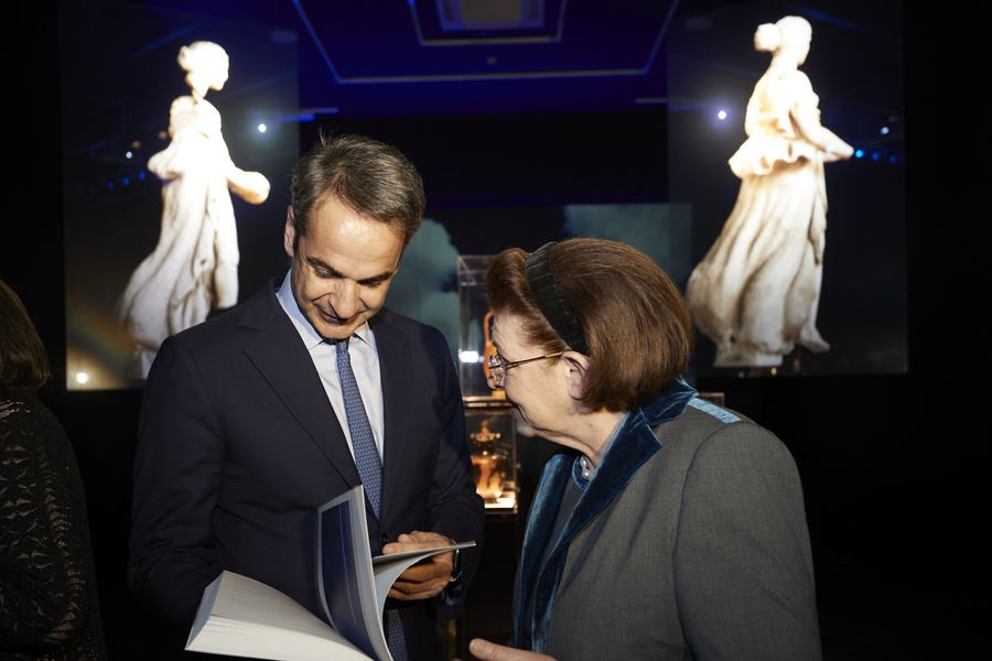 Ο πρωθυπουργός Κυριάκος Μητστοτάκης και υπουργός Πολιτισμού Λίνα Μενδώνη το Εθνικό Αρχαιολογικό Μουσείο
