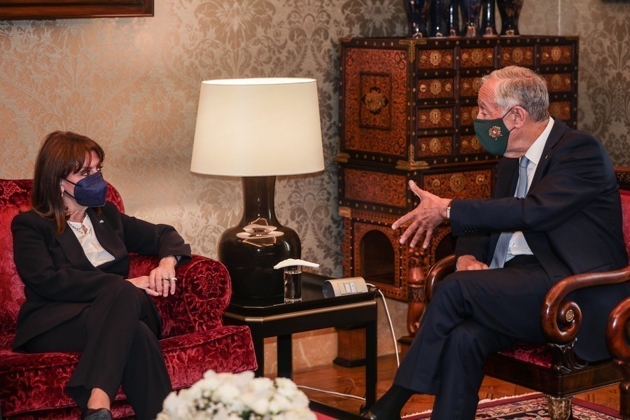 (Ξένη Δημοσίευση) Η Πρόεδρος της Δημοκρατίας Κατερίνα Σακελλαροπούλου συνομιλεί με τον Προέδρο της Πορτογαλίας Marcelo Rebelo de Sousa (Μαρτσέλο Ρεμπέλο ντε Σόουζα) κατά τη διάρκεια της συνάντησής τους στη Λισαβόνα, την Δευτέρα 28 Μαρτίου 2022.