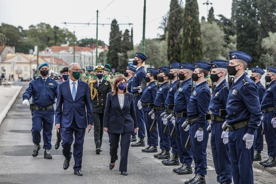 Η Πρόεδρος της Δημοκρατίας Κατερίνα Σακελλαροπούλου συνομιλεί με τον Προέδρο της Πορτογαλίας Marcelo Rebelo de Sousa (Μαρτσέλο Ρεμπέλο ντε Σόουζα) κατά τη διάρκεια της συνάντησής τους στη Λισαβόνα