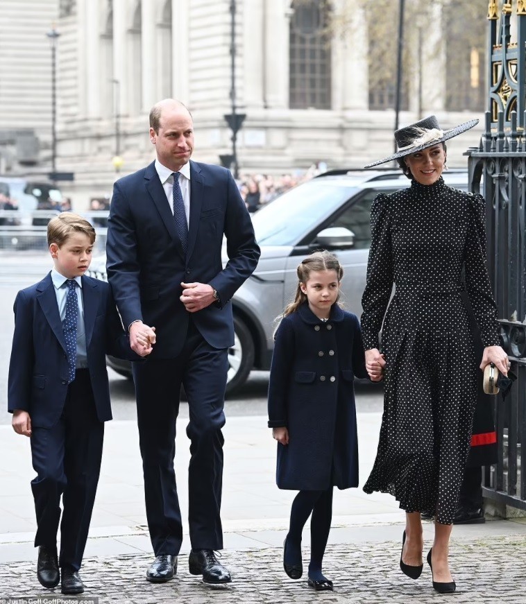 Ο πρίγκιπας Ουίλιαμ και η Κέιτ Μίντλετον με τα παιδιά τους, Τζορτζ και Σάρλοτ