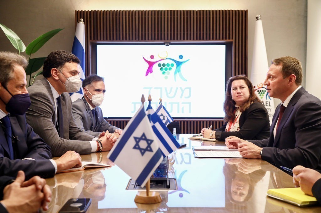 Στιγμιότυπο από την συνάντηση του υπουργού Τουρισμού, Βασίλη Κικίλιας με τον Ισραηλινό ομόλογό του Yoel Razvozov