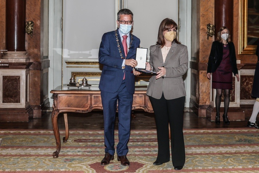 Η Πρόεδρος της Δημοκρατίας Κατερίνα Σακελλαροπούλου στο Δημαρχείο της Λισαβόνας, όπου της επιδόθηκε από τον Δήμαρχο Carlos Moedas το Χρυσό Κλειδί της πόλης