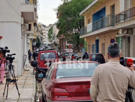 Πάτρα: Πλήθος κόσμου έξω από το σπίτι της Ρούλας Πισπιρίγκου – Προσπάθησαν να λιντσάρουν τη μητέρα της