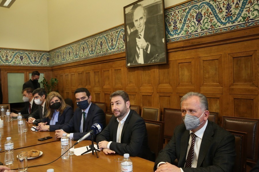 Ο πρόεδρος του ΠΑΣΟΚ-Κινήματος Αλλαγής, Νίκος Ανδρουλάκης συναντήθηκε με το Διοικητικό Συμβούλιο της ΓΣΕΕ, στο γραφείο του στη Βουλή.