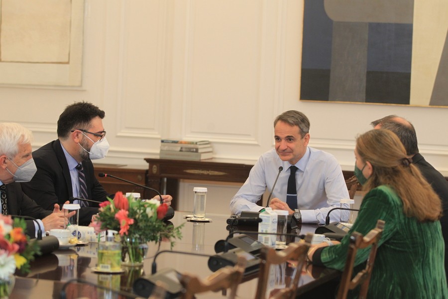 Ο πρωθυπουργός Κυριάκος Μητσοτάκης συναντήθηκε και συνομίλησε με τον γενικό πρόξενο της Ελλάδας στη Μαριούπολη Μανώλη Ανδρουλάκη στο Μέγαρο Μαξίμου, Παρασκευή 1 Απριλίου 2022. ΑΠΕ-ΜΠΕ/ΓΡΑΦΕΙΟ ΤΥΠΟΥ ΠΡΩΘΥΠΟΥΡΓΟΥ/ΔΗΜΗΤΡΗΣ ΠΑΠΑΜΗΤΣΟΣ