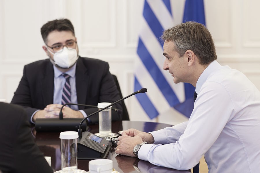 Ο πρωθυπουργός Κυριάκος Μητσοτάκης συναντήθηκε και συνομίλησε με τον γενικό πρόξενο της Ελλάδας στη Μαριούπολη Μανώλη Ανδρουλάκη στο Μέγαρο Μαξίμου, Παρασκευή 1 Απριλίου 2022. ΑΠΕ-ΜΠΕ/ΓΡΑΦΕΙΟ ΤΥΠΟΥ ΠΡΩΘΥΠΟΥΡΓΟΥ/ΔΗΜΗΤΡΗΣ ΠΑΠΑΜΗΤΣΟΣ