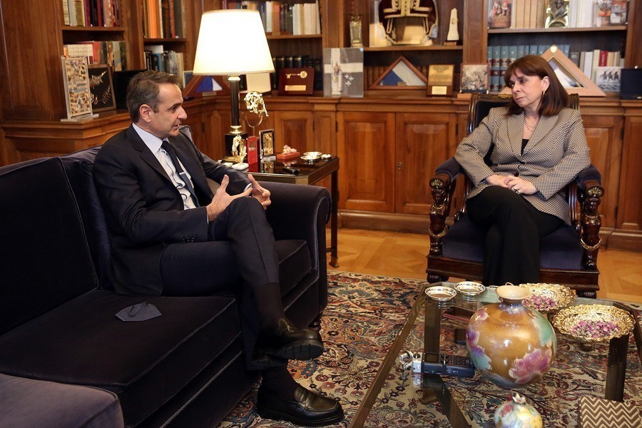 Η Πρόεδρος της Δημοκρατίας Κατερίνα Σακελλαροπούλου, συνομιλεί με τον πρωθυπουργό Κυριάκο Μητσοτάκη, στη συνάντηση τους στο Προεδρικό Μέγαρο, Αθήνα Παρασκευή 1 Απριλίου 2022. ΑΠΕ-ΜΠΕ/ΑΠΕ-ΜΠΕ/ΟΡΕΣΤΗΣ ΠΑΝΑΓΙΩΤΟΥ