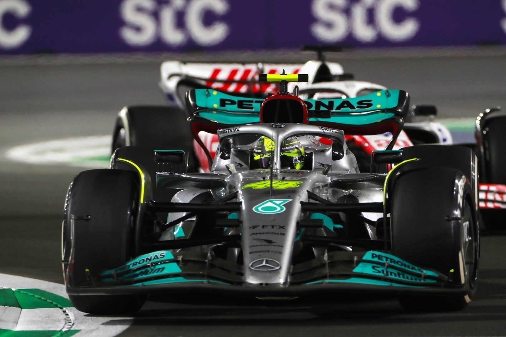 Ποιος θα το πίστευε ότι ο Μάγκνουσεν οδηγώντας τη Haas θα πίεζε και θα περνούσε τον Χάμιλτον με τη Mercedes στα ίσα;