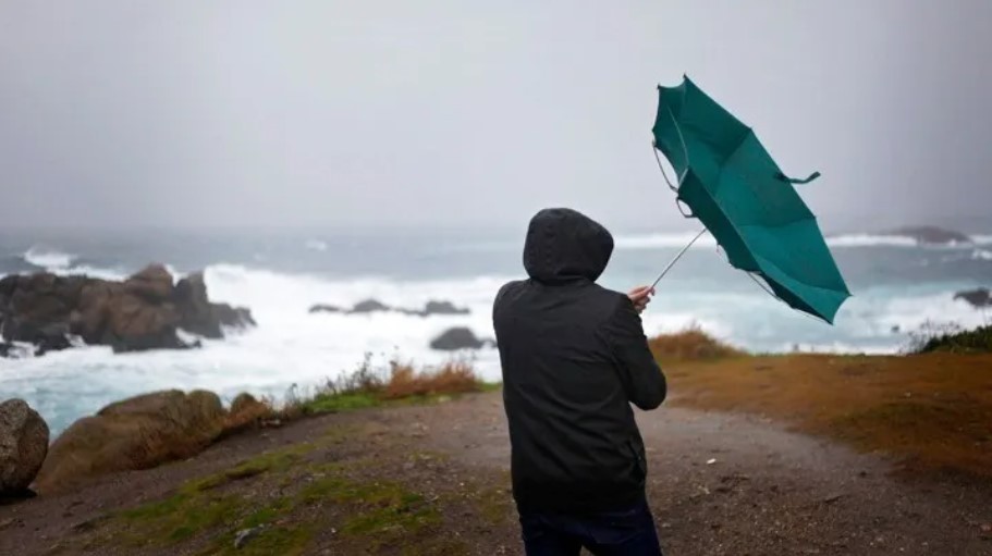 Άνθρωπος με μπουφάν και ομπρέλα σε κακοκαιρία - Meteo: Ο φετινός Μάρτιος ήταν ένας από τους ψυχρότερους των τελευταίων 40 ετών