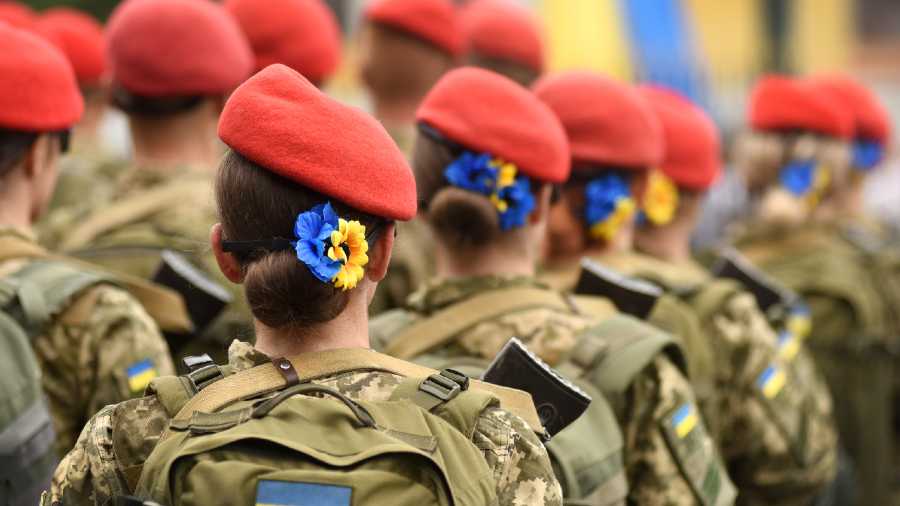 Ουκρανές στρατιωτίνες με ηλιοτρόπια στα μαλλιά