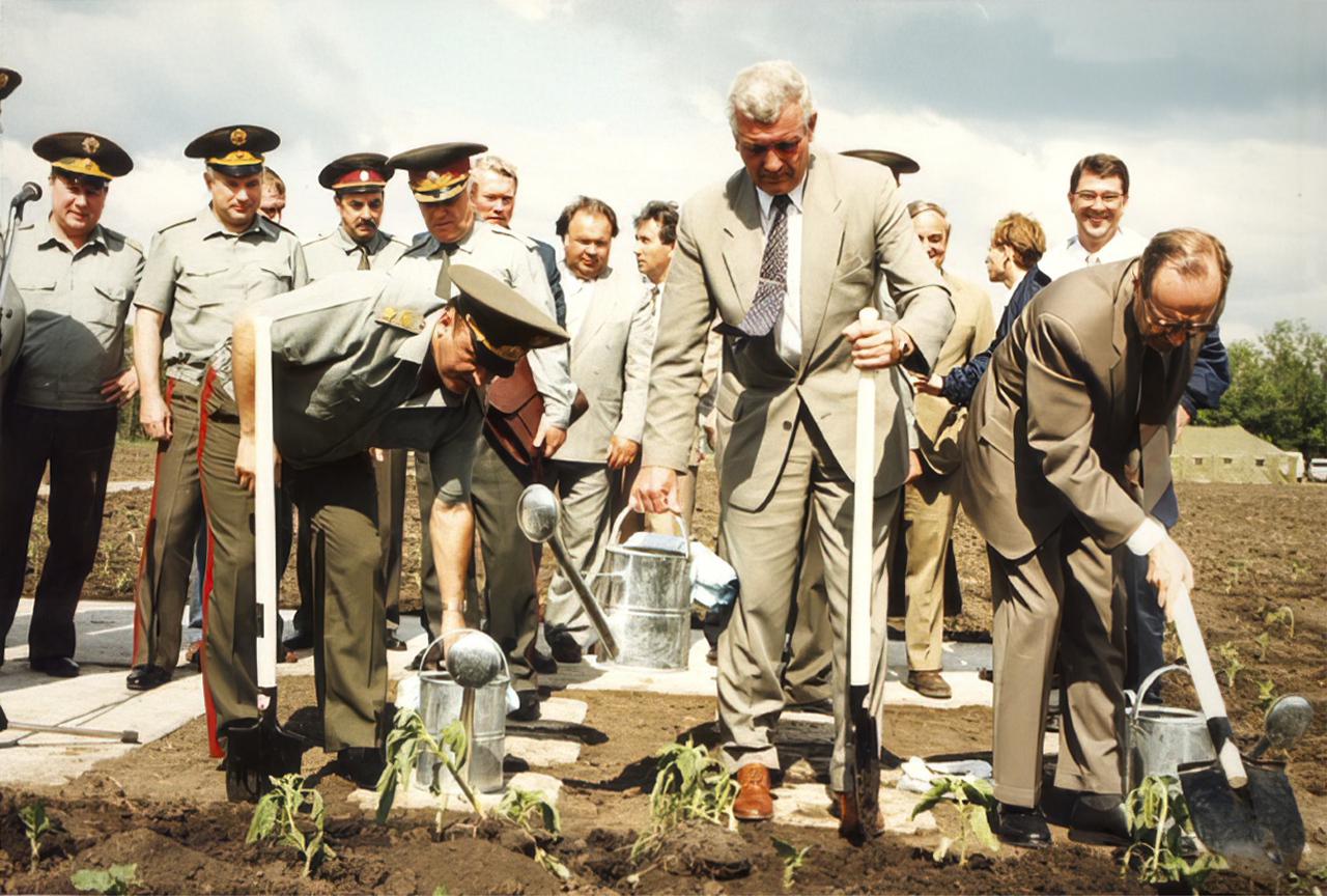 4. Οι τρεις υπουργοί Άμυνας Ρωσίας, Ουκρανίας και ΗΠΑ φυτεύουν ηλιοτρόπια ως συμβολισμό ειρήνης το 1996