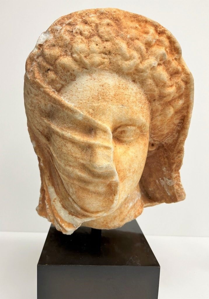 Μαρμάρινο κεφάλι γυναίκας με πέπλο, έργο του 350 π.Χ. από την Κυρήνη