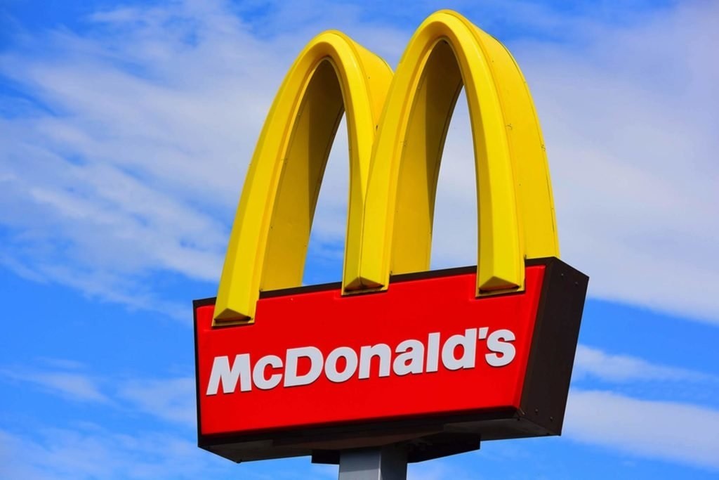 Ταμπέλα της αλυσίδας εστιατορίων McDonald’s