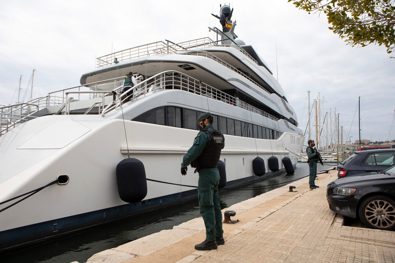 Οι ομοσπονδιακοί πράκτορες των ΗΠΑ και η Ισπανική Πολιτοφυλακή κάνουν έρευνα στο σκάφος Tango που ανήκει στον Ρώσο ολιγάρχη Viktor Vekselberg, στην Πάλμα ντε Μαγιόρκα (AP Photo/Francisco Ubilla)