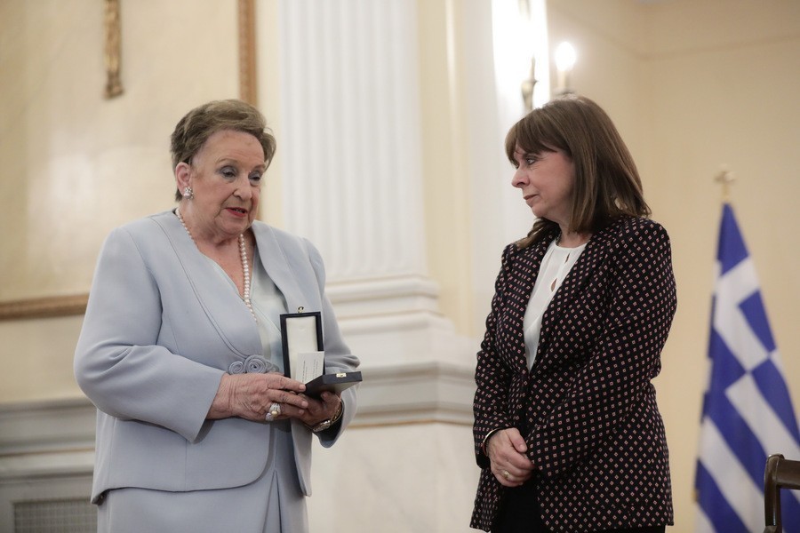 Η Πρόεδρος της Δημοκρατίας Κατερίνα Σακελλαροπούλου απονέμει το παράσημο του Χρυσού Σταυρού του Τάγματος της Ευποιΐας στην Βικτωρία – Μαργαρίτα Καρέλια, σε ειδική τελετή στο Προεδρικό Μέγαρο