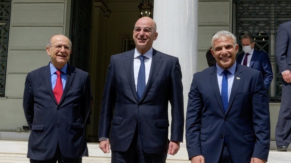 O υπουργός Εξωτερικών Νίκος Δένδιας, μαζί με τους υπουργούς Εξωτερικών του Ισραήλ Γαΐρ Λαπίντ και της Κύπρου Ιωάννη Κασουλίδη
