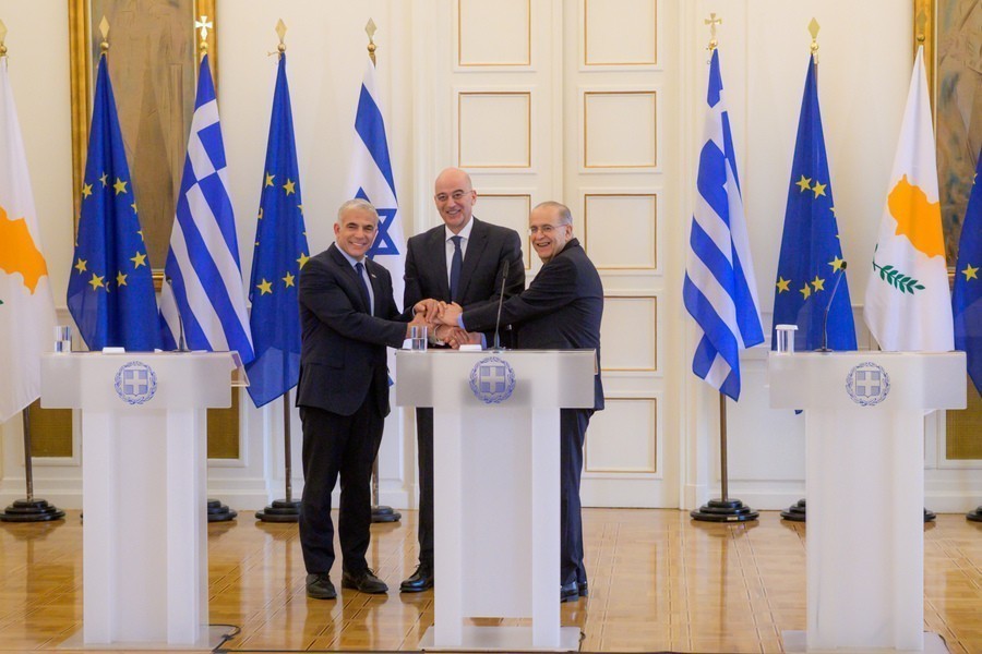 Ο υπουργός Εξωτερικών Νίκος Δένδιας (Κ) δίνει τα χέρια με τον αναπληρωτή πρωθυπουργό και υπουργό Εξωτερικών του Ισραήλ, Yair Lapid (Α) και τον υπουργό Εξωτερικών της Κύπρου Ιωάννη Κασουλίδη (Δ), κατά τη διάρκεια των δηλώσεων μετά τη συνάντησή τους στο υπουργείο Εξωτερικών, Αθήνα, Τρίτη 5 Απριλίου 2022.