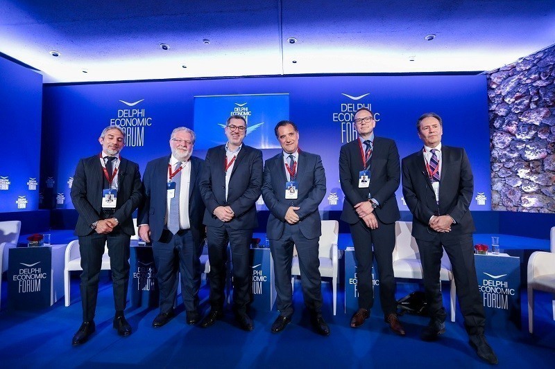 Από αριστερά ο Michele Uda πρόεδρος της Egualia, ο Δημήτρης Δέμος, αντιπρόεδρος της Πανελλήνιας Ένωσης Φαρμακοβιομηχανίας και CEO της DEMO, ο Νίκος Δέδες, πρόεδρος της Ένωσης Ασθενών Ελλάδας, ο Άδωνις Γεωργιάδης Υπουργός Ανάπτυξης και Επενδύσεων, ο Γενικός διευθυντής του οργανισμού «Φάρμακα για την Ευρώπη» Adrian Van den Hoven, ο πρόεδρος της Πανελλήνιας Ένωσης Φαρμακοβημιοχανίας, Θεόδωρος Τρύφων