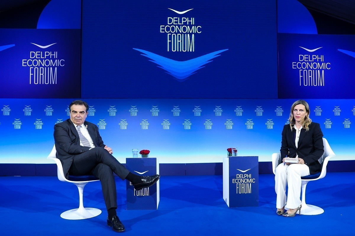 Ο αντιπρόεδρος της Κομισιόν και Επίτροπος για την Προώθηση του Ευρωπαϊκού Τρόπου Ζωής κ. Μαργαρίτη Σχοινάς και η Ελένη Βαρβιτσιώτη δημοσιογράφος των Finacial Times