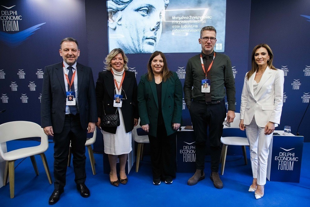 Από αριστερά προς δεξιά: Ο επικεφαλής της Vodafone Ελλάδας, Χάρης Μπρουμίδης, η καθηγήτρια Βασιλική Αρτινοπούλου, η Υφυπουργός Μαρία Συρεγγέλα, ο Υπουργός Επικρατείας Άκης Σκέρτσος και η Μαρία Σαράφογλου