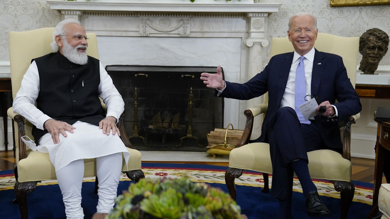 Ο πρόεδρος της Ινδίας Μόντι και ο πρόεδρος των ΗΠΑ Μπάιντεν κάθονται σε αίθουσα του Λευκού Οίκου και συνομιλούν
