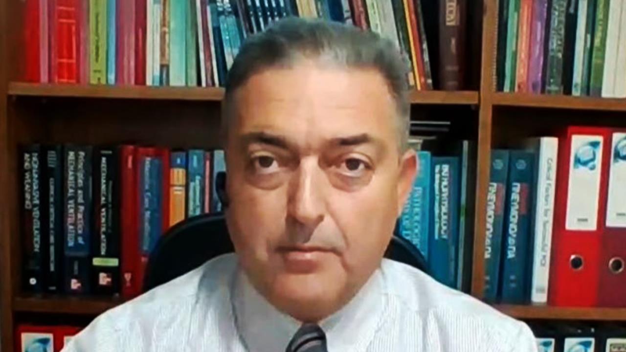 Ο καθηγητής Πνευμονολογίας Θεόδωρος Βασιλακόπουλος