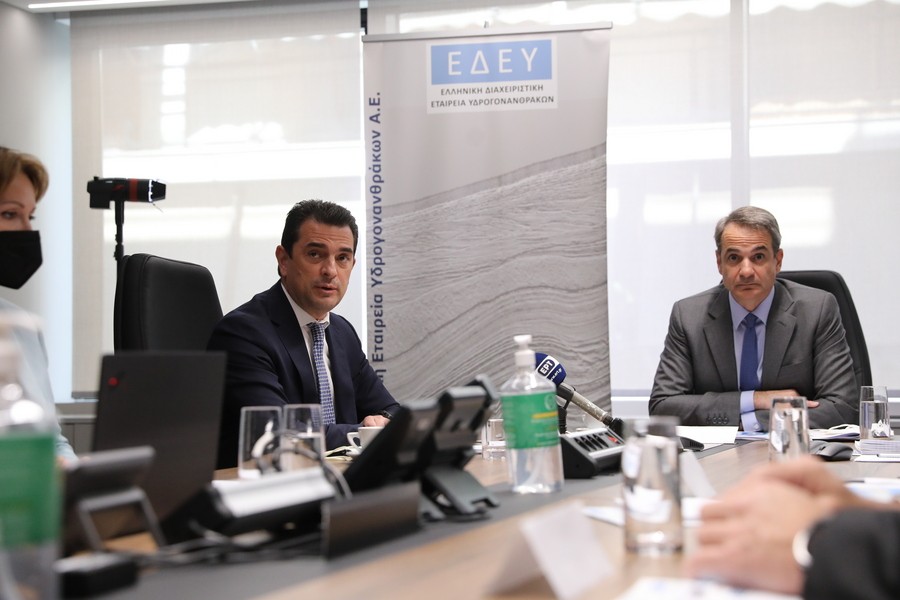 Ο πρωθυπουργός Κυριάκος Μητσοτάκης (Δ) συνομιλεί με τον διευθύνοντα σύμβουλο της ΕΔΕΥ Αριστοφάνη Στεφάτο (δεν εικονίζεται), παρουσία και του υπουργού Περιβάλλοντος και Ενέργειας Κώστα Σκρέκα (Α), κατά την επίσκεψή του στην Ελληνική Διαχειριστική Εταιρία Υδρογονανθράκων (ΕΔΕΥ) για να συμμετάσχει σε συνάντηση εργασίας για την έναρξη ερευνών για την αξιοποίηση εγχώριων κοιτασμάτων φυσικού αερίου, Τρίτη 12 Απριλίου 2022. ΑΠΕ-ΜΠΕ