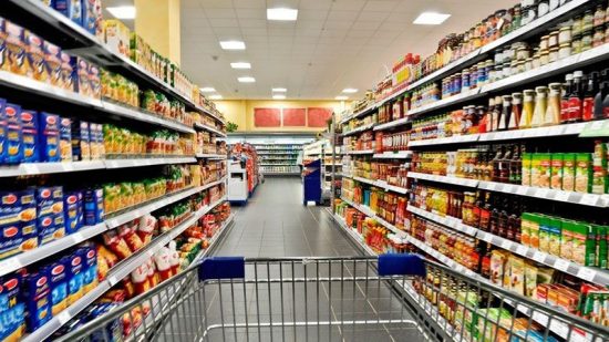 Τα σούπερ μάρκετ «τρώνε» τους μικρούς της αγοράς