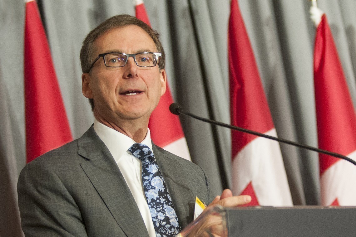 Tiff Macklem, διοικητής τράπεζας του Καναδά, μιλά μπροστά από σημαίες της χώρας