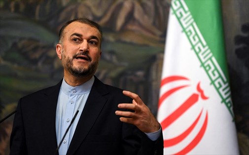 Ο Υπουργός Εξωτερικών του Ιράν, Χοσεΐν Αμίρ-Αμπντολαχιάν, μιλά μπροστά από σημαία της χώρας του