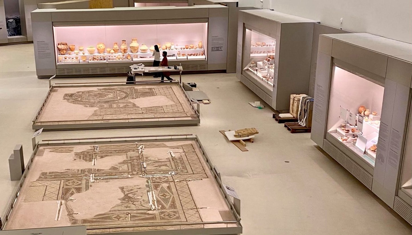 Μωσαϊκά δάπεδα της Ρωμαϊκής εποχής κατά την τοποθέτησή τους στο μουσείο