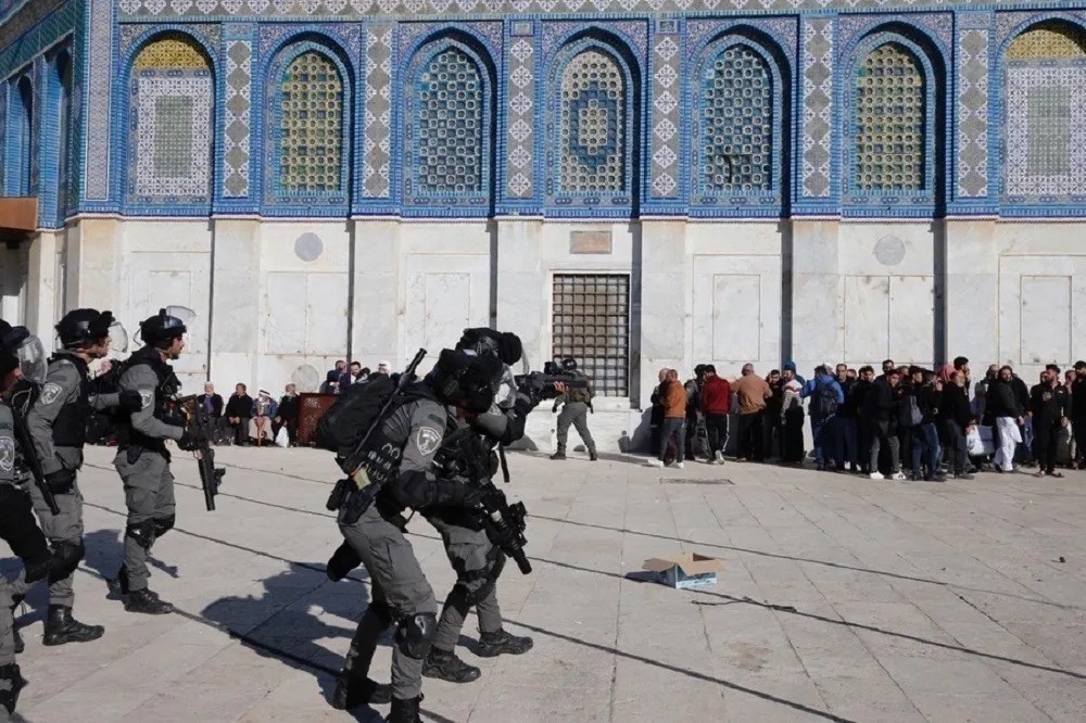 Ισραηλινοί αστυνομικοί στην πλατεία των Τζαμιών στην Ιερουσαλήμ
