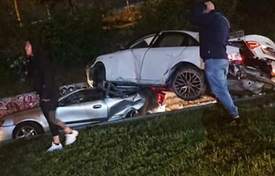 Απίστευτο τροχαίο με έναν νεκρό στην Πέτρου Ράλλη – Αυτοκίνητο έπεσε από την αερογέφυρα πάνω σε άλλο ΙΧ