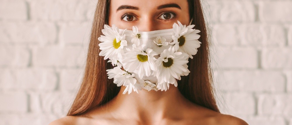 Γυναίκα με μάσκα με λουλούδια