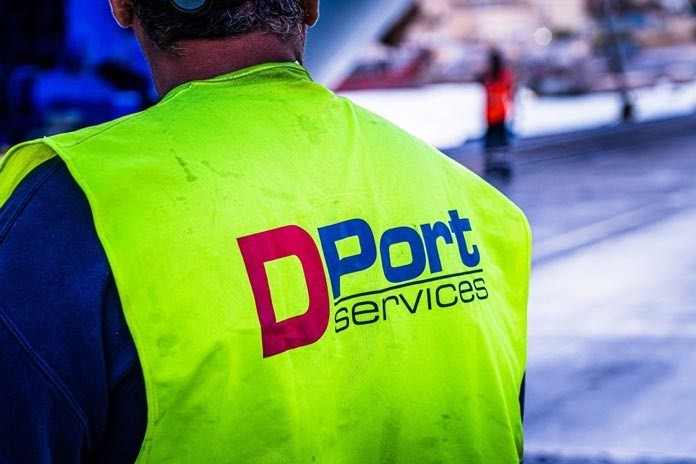 Εργάτης της DPort Services με στολή εργασίας